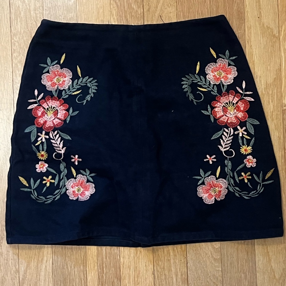 Francesca's Collections navy Floral Embroidered mini Pencil Skirt